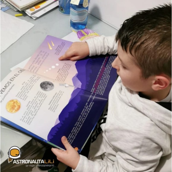 Interactive Book: Discover the Universe with Astronaut LiLi